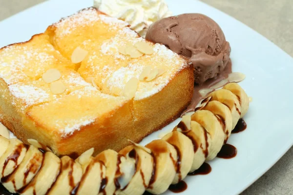 Toast di miele su piatto bianco a negozio di torta — Foto Stock