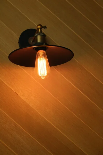 Eine Glühbirne, die im Atelier leuchtet. — Stockfoto