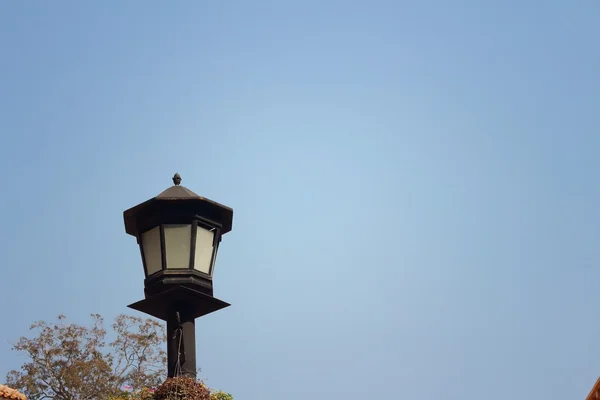 Bir lamba mavi gökyüzü arka plan vasıl belgili tanımlık park — Stok fotoğraf