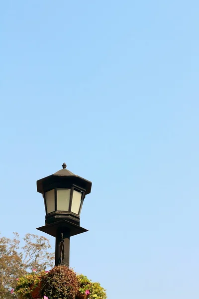 Bir lamba mavi gökyüzü arka plan vasıl belgili tanımlık park — Stok fotoğraf