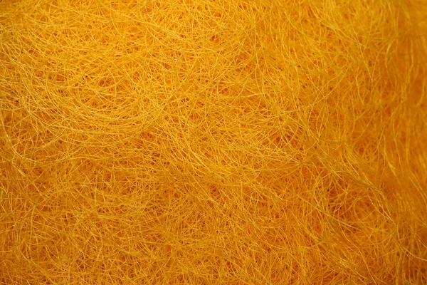 Beaucoup de soie jaune dans un panier . — Photo