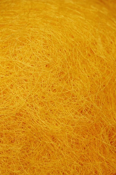 Een heleboel gele zijde in een mand. — Stockfoto