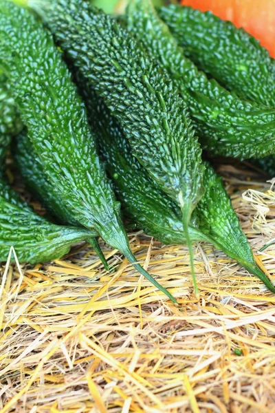 Bittermelone im Korb auf dem Markt — Stockfoto