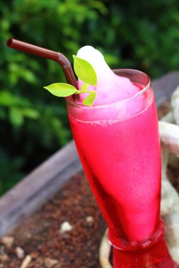 Kırmızı soda su Bahçe