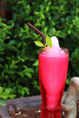 Kırmızı soda su Bahçe