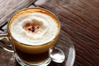 Bahçede sıcak latte kahve bir fincan
