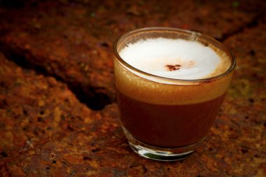 Bahçede sıcak latte kahve bir fincan