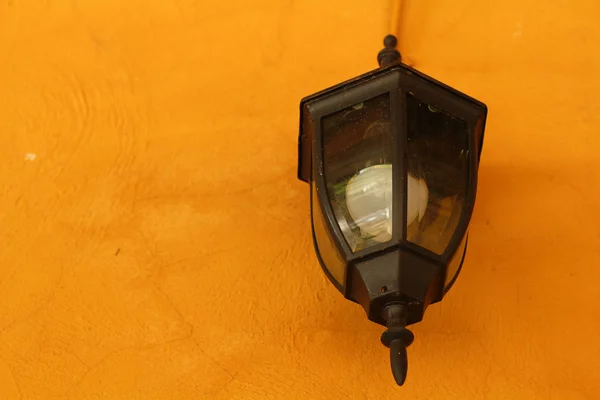 Винтажная лампа на высоком потолке — стоковое фото