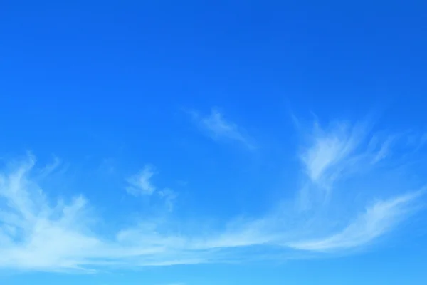 White fluffy clouds in the blue sky — Stock Photo, Image