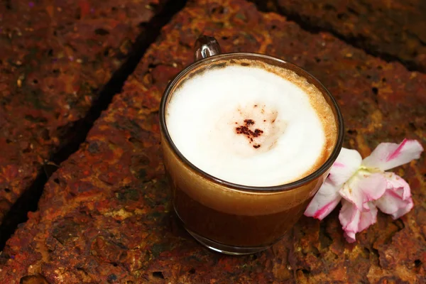 Uma xícara de café quente com leite — Fotografia de Stock