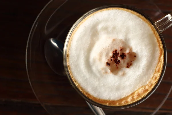 Uma xícara de café quente com leite no jardim — Fotografia de Stock