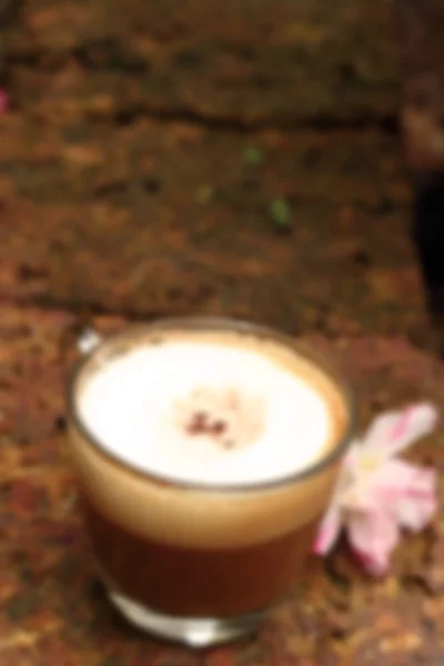 Une tasse de café chaud latte dans le jardin — Photo