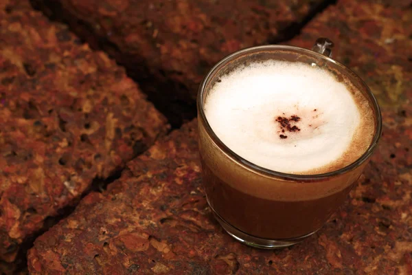 Bahçede sıcak latte kahve bir fincan — Stok fotoğraf
