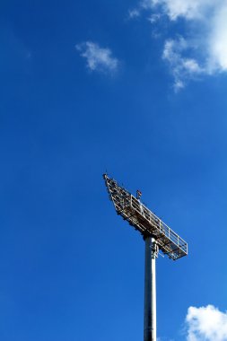 uzun boylu stadyum ışıkları ile gök