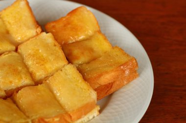 tereyağlı tost ve yağmurlama ile şeker