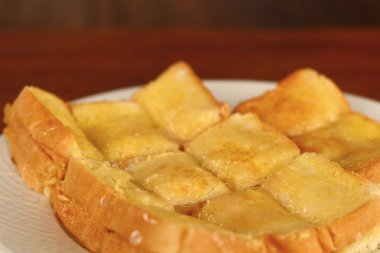 tereyağlı tost ve yağmurlama ile şeker