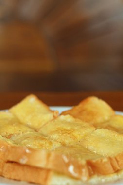 tereyağlı tost ve yağmurlama ile şeker