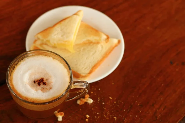 Pão e uma xícara de café delicioso . — Fotografia de Stock