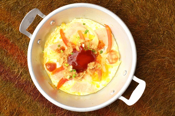 Café da manhã com panela de ovos fritos — Fotografia de Stock