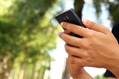 bir akıllı telefon kullanan el closeup