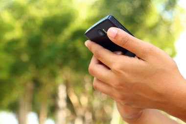 bir akıllı telefon kullanan el closeup