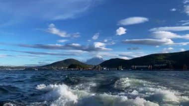 Pasifik Okyanusu 'nun Avacha Körfezi' nin havadan görünüşü Kamçatka Yarımadası 'nın güneydoğu kıyısında. Kamçatka volkanları. Güzel mavi deniz.