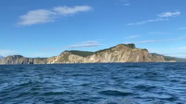 Mar Azul Bonito Com Ondas Vulcões Montanhas Colinas Rochas Kamchatka — Vídeo de Stock