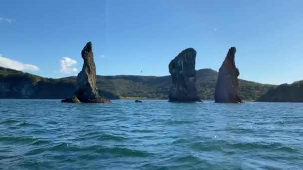 Three Brothers Est Groupe Trois Rochers Forme Piliers Saillants Eau — Video