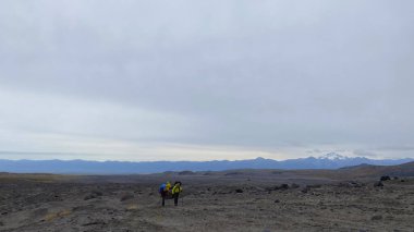 Bir grup turist orta Kamçatka 'nın lav tarlalarında yürüyor. Klyuchevskoy volkan parkında gezinti. Kamçatka Yarımadası 'na git..