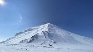 Kamen Volkanı 'nın muhteşem hava manzarası. Kamçatka Yarımadası 'na git. Klyuchevskoy volkan parkında gezinti