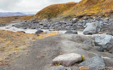 Nehirler, dağlar, tepeler ve ovalar. Kamçatka 'nın inanılmaz doğası. Kamçatka Yarımadası 'na git. Orta Kamçatka 'nın sonbahar manzaraları.