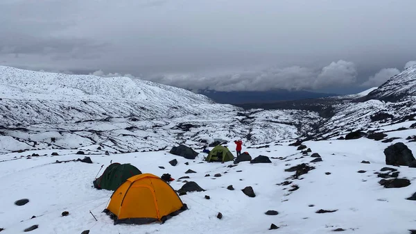 Karlı Dağlık Kamçatka Merkezinde Çadırları Olan Bir Kamp Klyuchevskoy Volkan — Stok fotoğraf