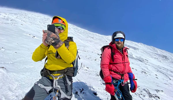 Dwóch Wspinaczy Hełmach Drodze Szczyt Góry Trekking Parku Wulkanicznym Klyuchevskoy — Zdjęcie stockowe