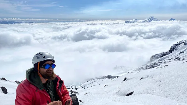 Alpinista Capacete Óculos Sol Fica Acima Das Nuvens Seu Caminho — Fotografia de Stock