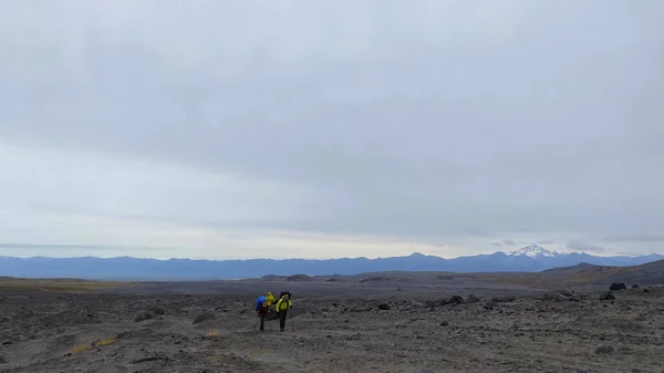 Een Groep Toeristen Wandelt Door Lavavelden Van Centraal Kamchatka Trekking — Stockfoto