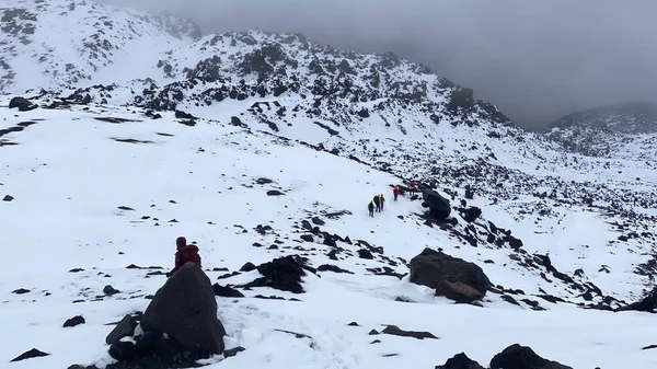 Bir Grup Dağcı Karlı Bir Dağdan Iniyor Klyuchevskoy Volkan Parkında — Stok fotoğraf