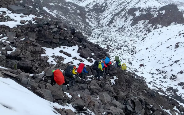 Bir Grup Dağcı Dağlık Arazideki Kaya Taş Kalıntılarının Üzerinde Yürüyor — Stok fotoğraf