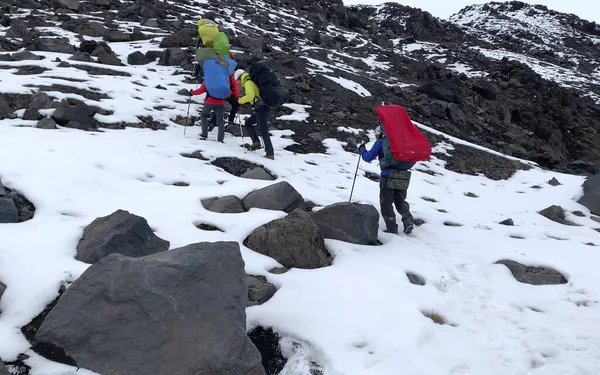 Büyük Sırt Çantaları Yürüyüş Direkleriyle Birçok Dağcı Volkanın Tepesine Çıkar — Stok fotoğraf