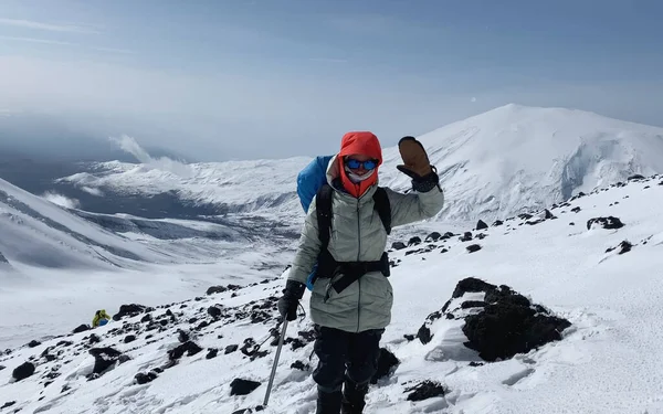 Buz Baltasıyla Elini Nazikçe Sallayan Bir Kadın Tırmanıcı Dağ Tırmanışı — Stok fotoğraf