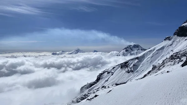 Der Mitte Raucht Der Vulkan Bezymyanny Blick Über Die Wolken — Stockfoto