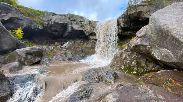 Erstaunlicher Zweistufiger Wasserfall Atemberaubende Herbstlandschaft Schöner Ort Reise Auf Die — Stockfoto