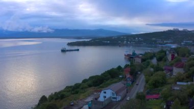 Petropavlovsk-Kamçatsky, Avachinskaya Körfezi, gemiler, yol, konut binaları, tepeler ve Kamçatka dağlarının havadan görünüşü. Kamçatka Yarımadası 'na git..