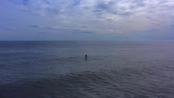 一个冲浪运动员站在海面上 用桨划着木板 太平洋海岸 Khalaktyrsky海滩 堪察加半岛 — 图库视频影像