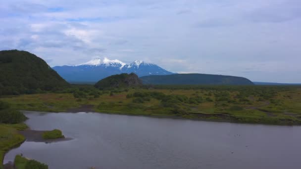 去堪察加半岛旅行宏伟的火山 风景如画的山丘 平原和山脉 堪察加半岛的神奇本性堪察加半岛的景观 — 图库视频影像