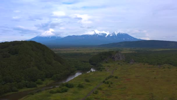 Vista Aérea Vulcões Majestosos Colinas Pitorescas Planícies Montanhas Incrível Natureza — Vídeo de Stock