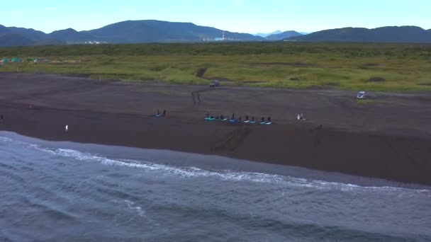 Kamchatka Peninsula Russia Σεπτεμβριου 2020 Μια Ομάδα Σέρφερ Μαθαίνει Στέκεται — Αρχείο Βίντεο
