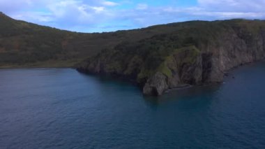 Kamçatka 'nın doğası. Görkemli kayalıklar, tepeler ve dağlar. Deniz Burnu. Kamçatka Yarımadası 'na git..
