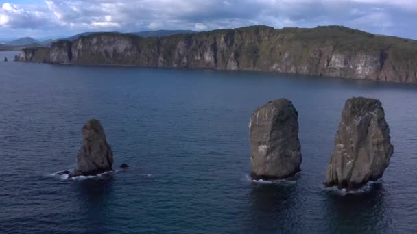 Monumento Natural Símbolo Petropavlovsk Kamchatsky Three Brothers Grupo Tres Rocas — Vídeos de Stock