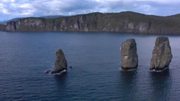 Tři Bratři Skupina Tří Pilířových Skal Vyčnívajících Vody Umístěných Vchodu — Stock video