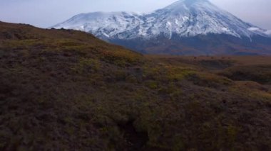 Plosky Tolbachik Volkanı 'nın açılışı. Kamçatka 'nın inanılmaz doğası. Orta Kamçatka 'nın sonbahar manzaralarının havadan görüntüsü. Kamçatka Yarımadası 'na git. Dağ manzarası.